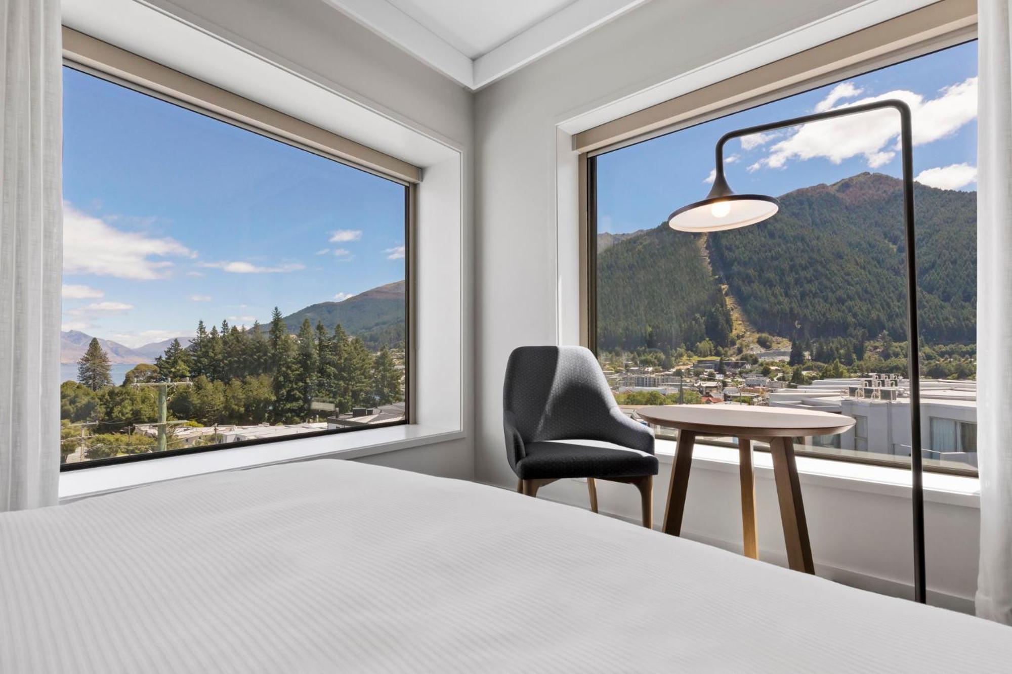 Express & By Ihg 4*